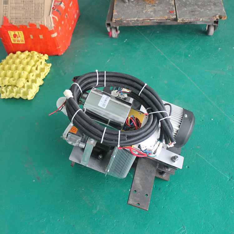 采用無刷永磁（差速）電機(jī)。鑄造一體外殼，雙變速結(jié)構(gòu)，電機(jī)負(fù)荷小，動力大，耗電少。油門 怠速 方向助力 剎車助力 憋車熄火 （抬離合器抬快了也能熄火，可調(diào)式的也可以調(diào)到不熄火，此功能還有保護(hù)電機(jī)的功能，就是限制了電機(jī)的電流，當(dāng)電流達(dá)到你設(shè)置的電流的時候，電機(jī)就會斷電，沒有大電流的沖擊的電機(jī)才不會壞的。 電動教練車是在原有普通教練車基礎(chǔ)上，把燃油的發(fā)動機(jī)改成電力驅(qū)動，電力驅(qū)動主要有電機(jī)，專用電控總成，蓄電池三大部分組成，可以大幅度地減少燃料費(fèi)用和車輛維護(hù)費(fèi)用，而且安全，環(huán)保，使用，低碳，低成本高效率。 廣東地區(qū)可以上門安裝！ 特點(diǎn)： 急速調(diào)節(jié)手柄，方向助力，剎車助力，自動斷電，自動解凍，快抬離合憋車熄火，氣泵，電量表，散熱扇，繼電器，啟動音頻提示打火聲音。 